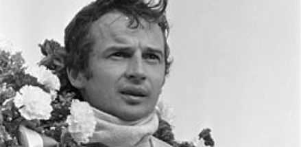 Jean-Pierre Beltoise a dbut sa carrire sur deux-roues et devient champion de France dans diverses catgories avant de participer  sa 1re course auto en 1963.