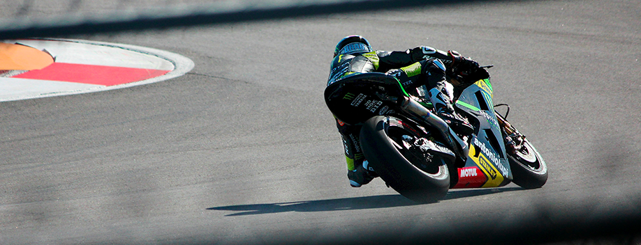 moto racing en plein virage