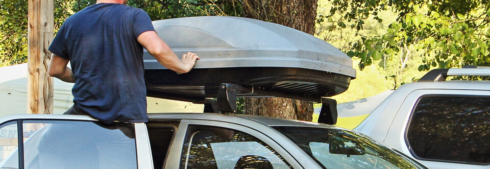 Installer et remplir un coffre de toit, précautions pour rouler