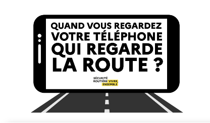 "quand vous regardez votre téléphone, qui regarde la route" affiche incrustée dans un téléphone portable avec logo "sécurité routière, vivre ensemble"
