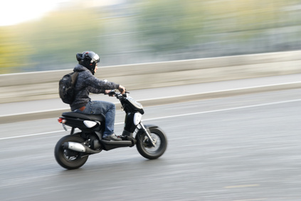 Jeune homme en scooter deux roues scooter scootériste