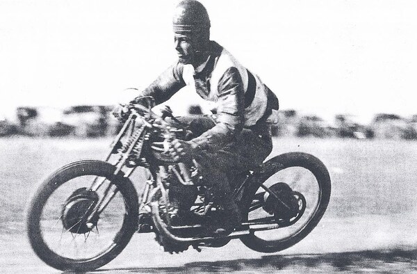 Photo de Col Stewart, pilote de moto, 1930