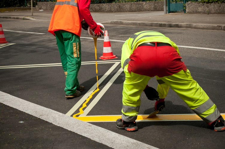 peinture d'une signalisation zébra pour bus