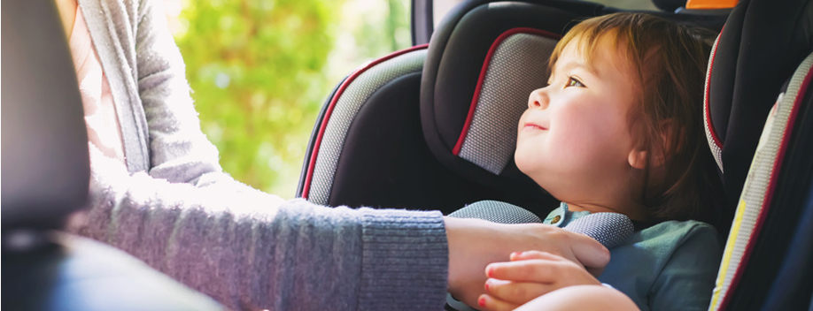 Un siège auto enfants avec airbags