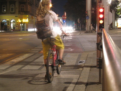 Les cyclistes sont souvent peu visibles la nuit en ville. 