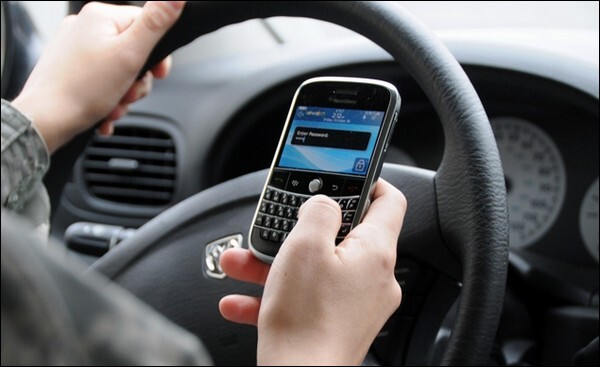 Aux Etats-Unis, 100 000 accidents impliquent des conducteurs ayant utilisés leur téléphone au volant.
