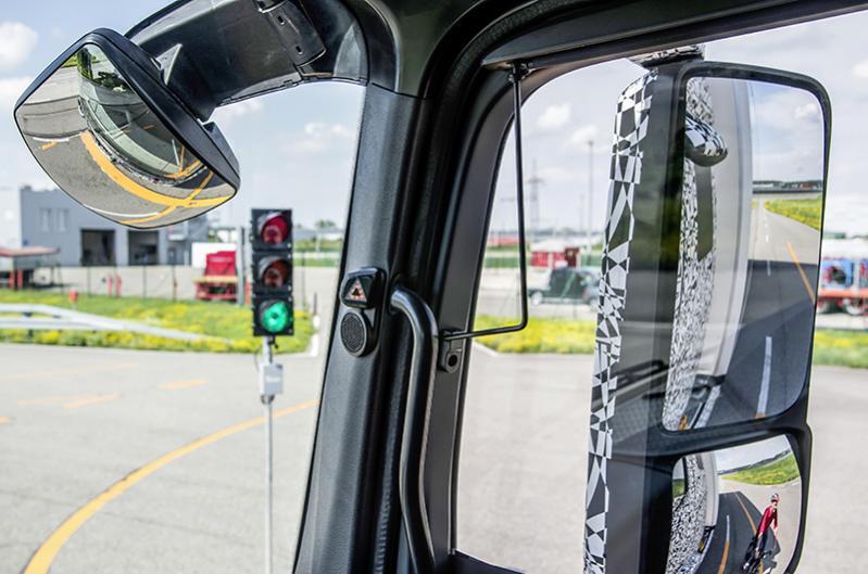 Système de détection d'angles morts pour les camions présent sur l'essieu arrière du côté passager.              Droits photo : Daimler Groupe