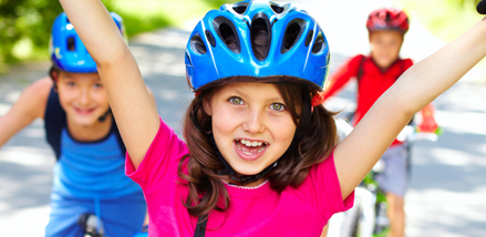 Le port du casque à vélo peut prévenir d'importants traumatismes crâniens en cas de chute.