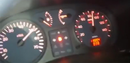 Capture écran de la vidéo youtube. Le conducteur roulait à près de 150 km/h.